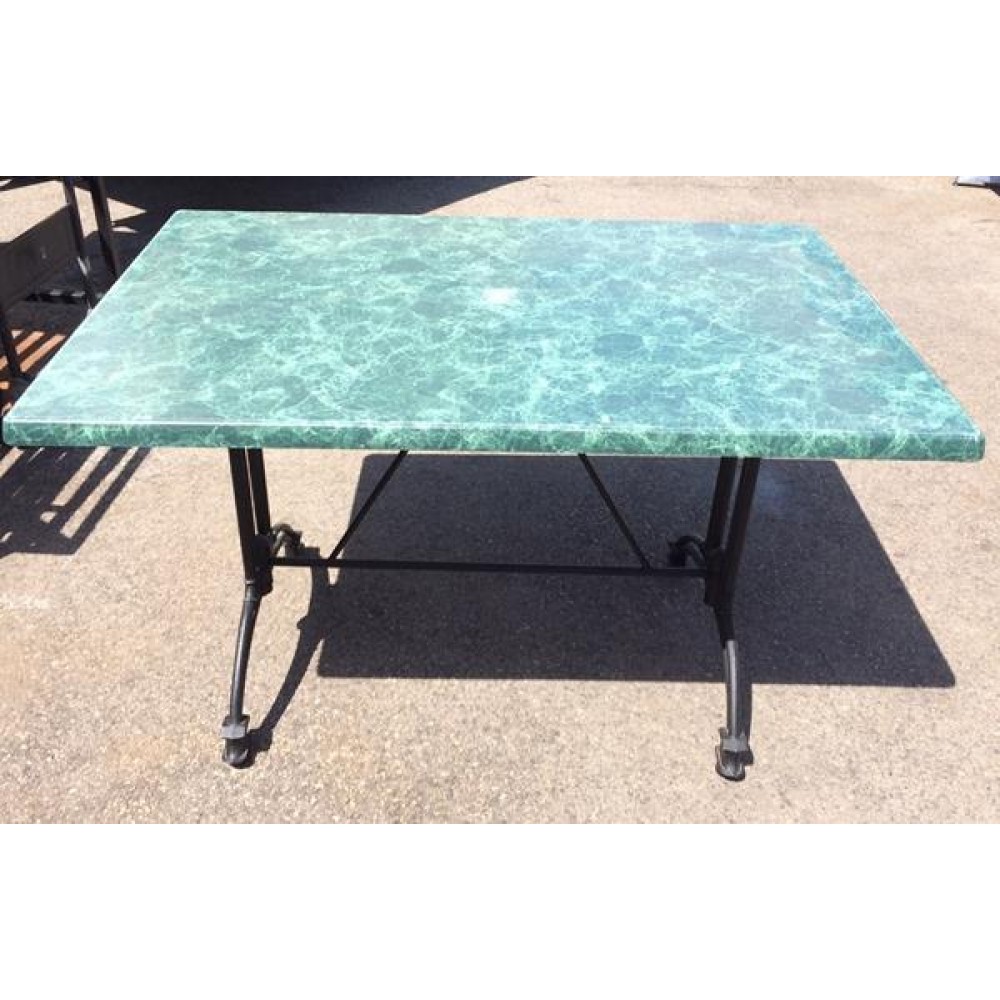 Kültéri zöld márványmintás asztal