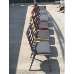 Színes beltéri fa székek